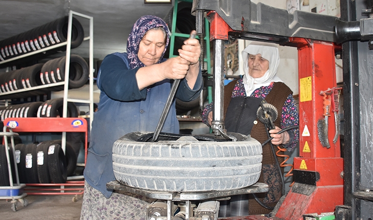 Lastik tamircisi Vesile Nine işini gelinine aktarıyor